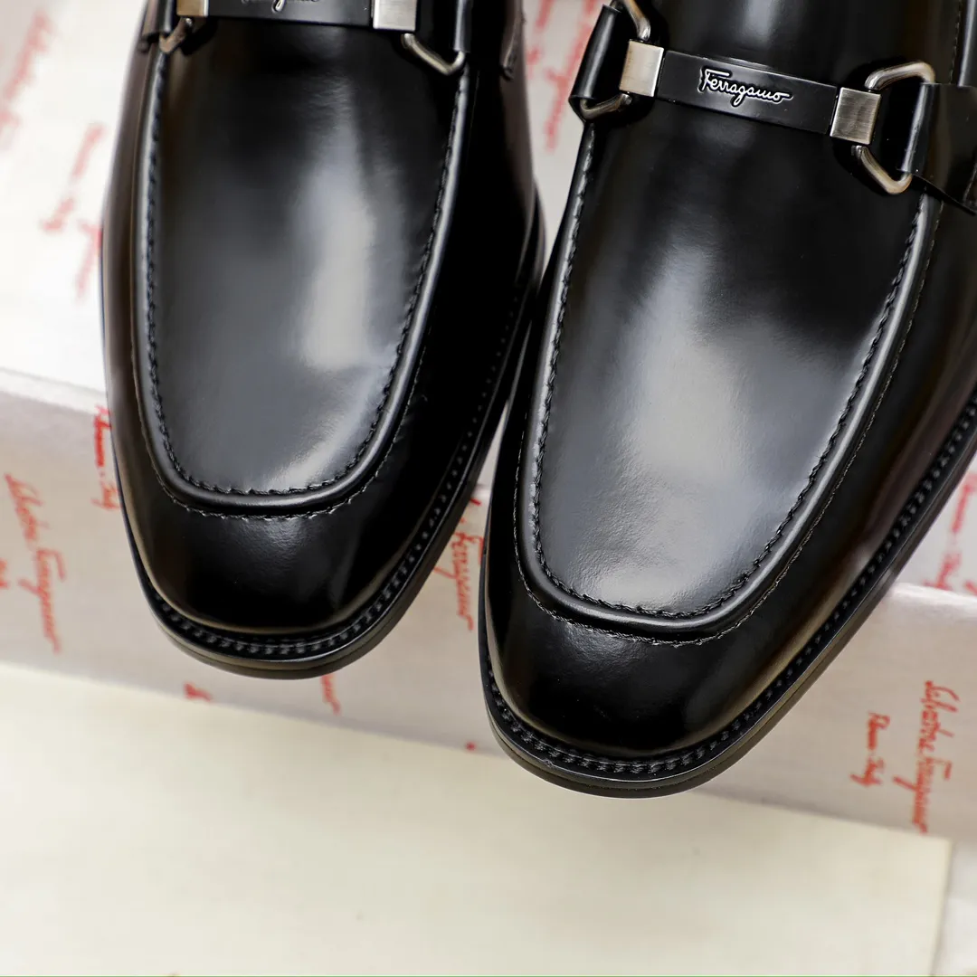 Factory price 460 🔥Ferragamo's new men's casual slip-on shoes🇨🇳Official website original 1:1 mold opening, original quality💯Fine workmanship, high-end luxury☘The upper is made of imported Italian first-layer cowhide🌴Water-dyed🐂Leather lining🍓Rubber wear-resistant and non-slip outsole, breathable and comfortable to wear🍍The first choice for high-grade men, 3 colors available! Code number 38-44 (45.46. Can be customized)